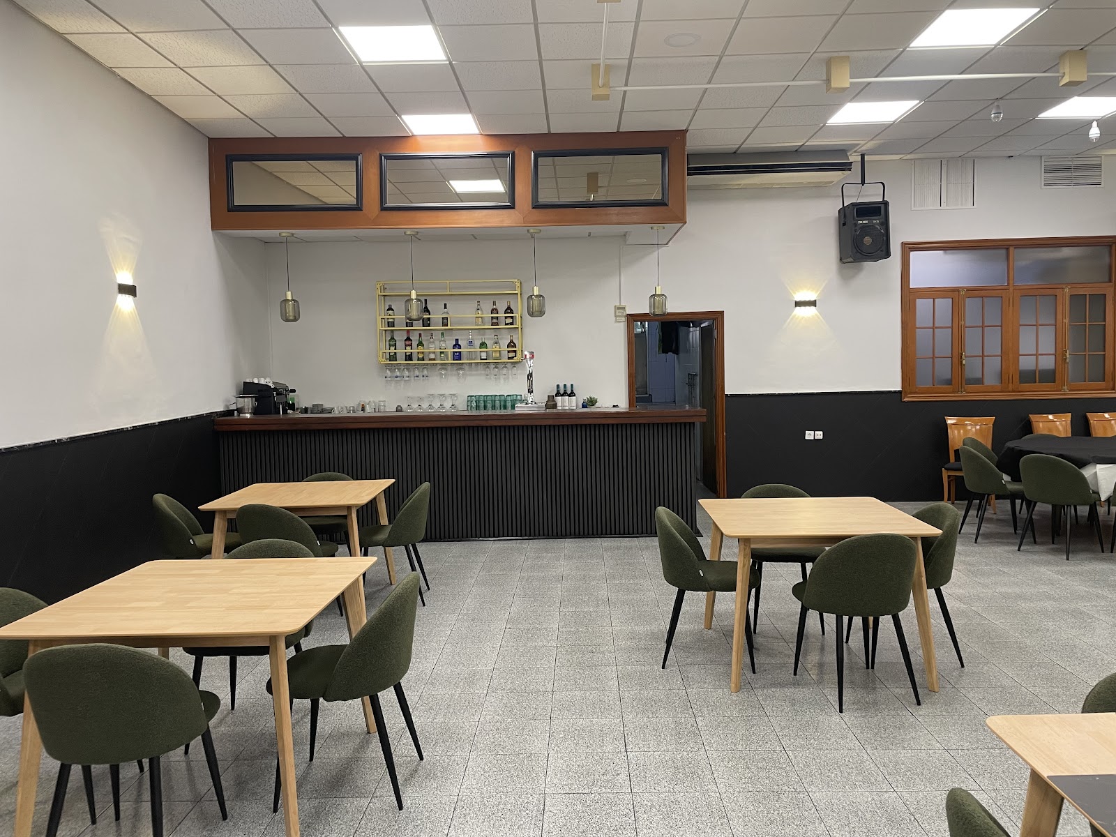 Interior del restaurant A la Taula i al Llit, cuina valenciana a Muro d'Alcoi