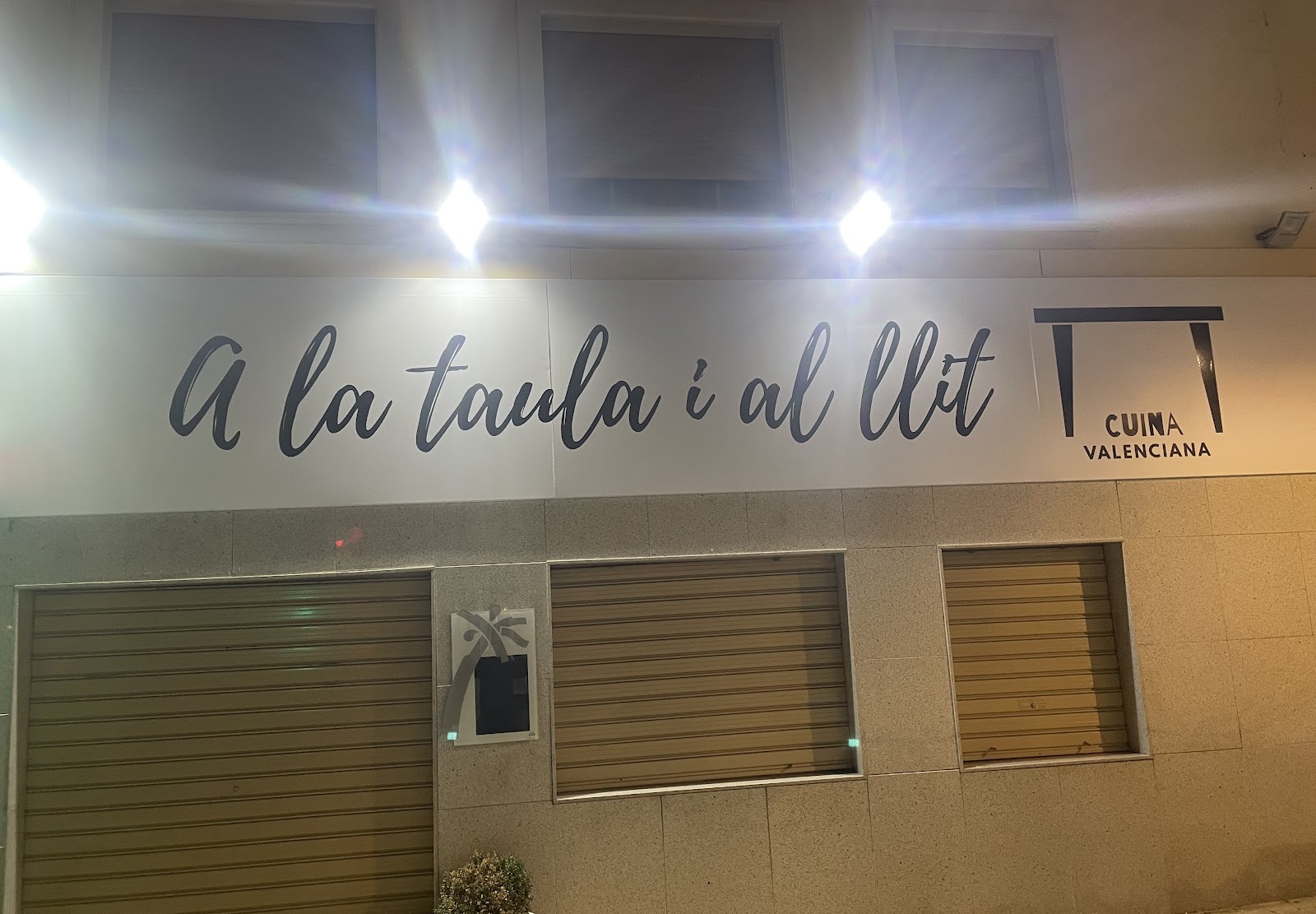 Taula parada al restaurant A la Taula i al Llit, Muro d'Alcoi